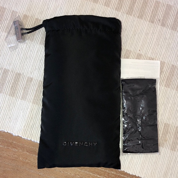 Givenchy puffer sunglass case - Picture 2 of 5
